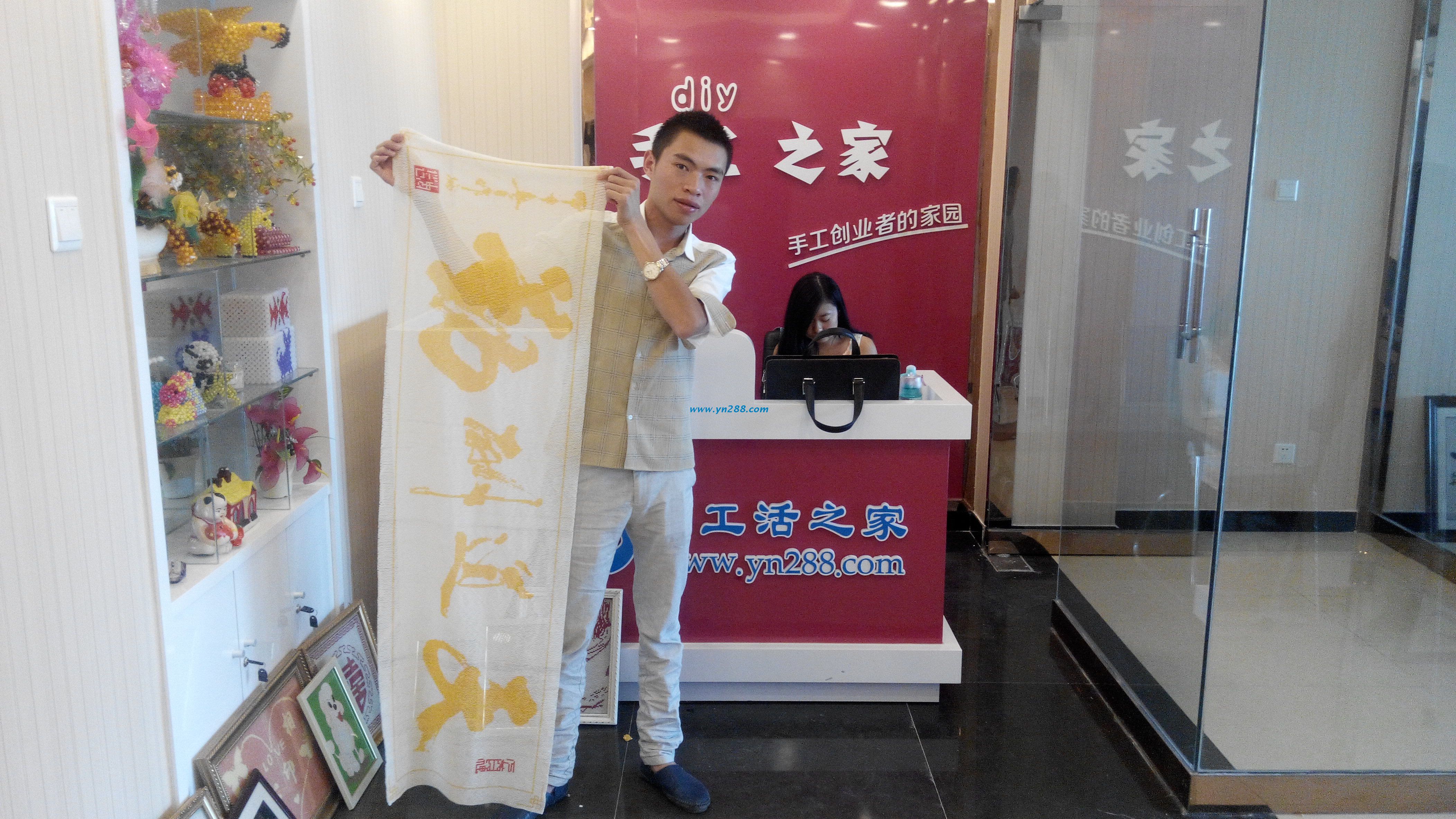 貴州小伙在家做手工活加工，創(chuàng)業(yè)精神令人感動(dòng)(圖1)