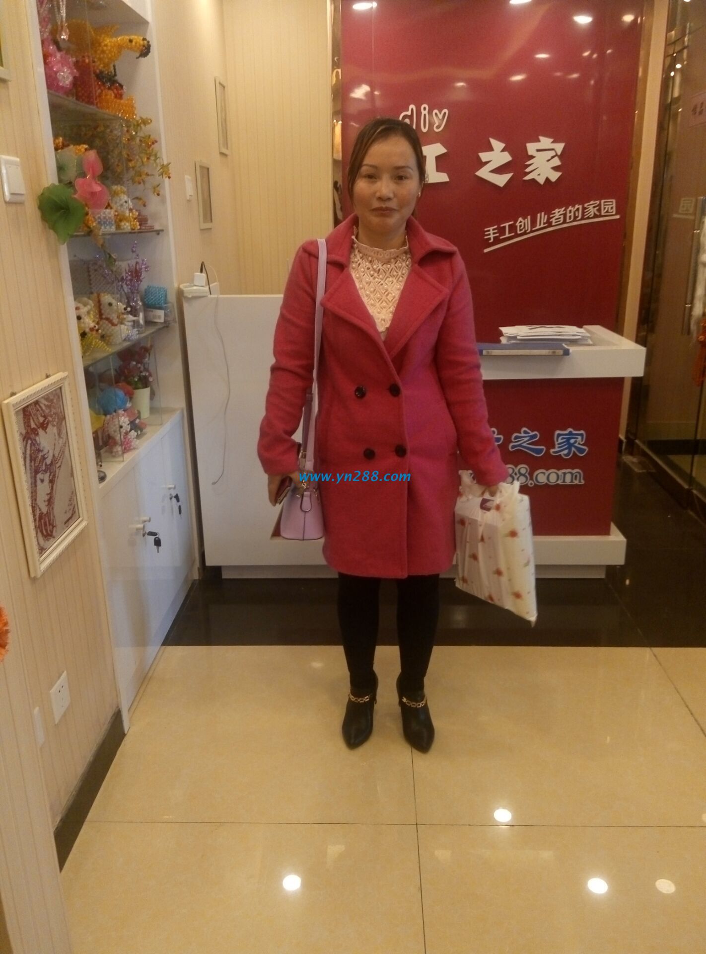 湖南湘西麻女士千里迢迢來(lái)到手工活之家拿材料(圖1)