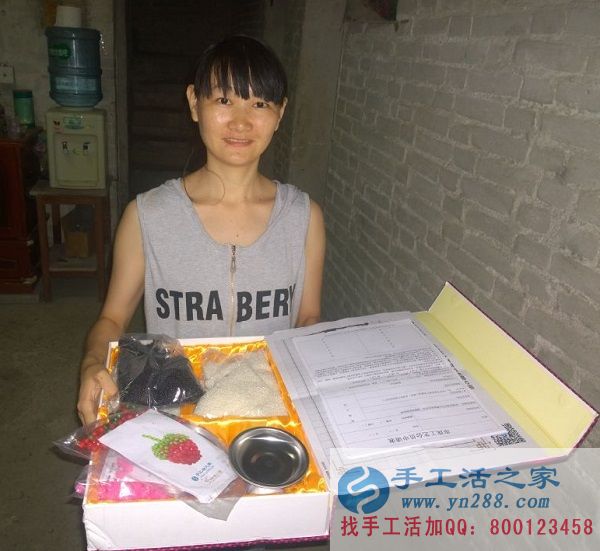 上有老下有小生活壓力大，廣東佛山李女士業(yè)余時間做手工活賺外快(圖1)