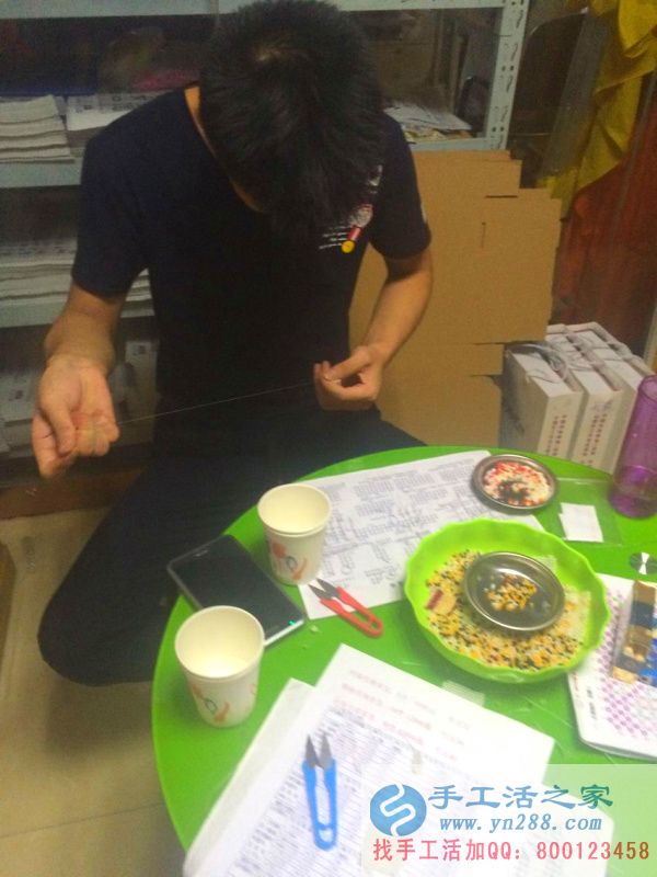 手工活之家工作人員正在認(rèn)真做手工活: 手工活之家工作人員正在認(rèn)真比照?qǐng)D紙
