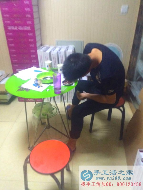 手工活之家工作人員正在認(rèn)真做手工活: 大家有沒(méi)有覺(jué)得認(rèn)真做串珠的人最帥!