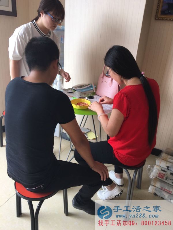 我做手工活之家珠繡加工走上致富路山東李女士找到了手工活之家 手工活之家網(wǎng)客戶在學習串珠繡