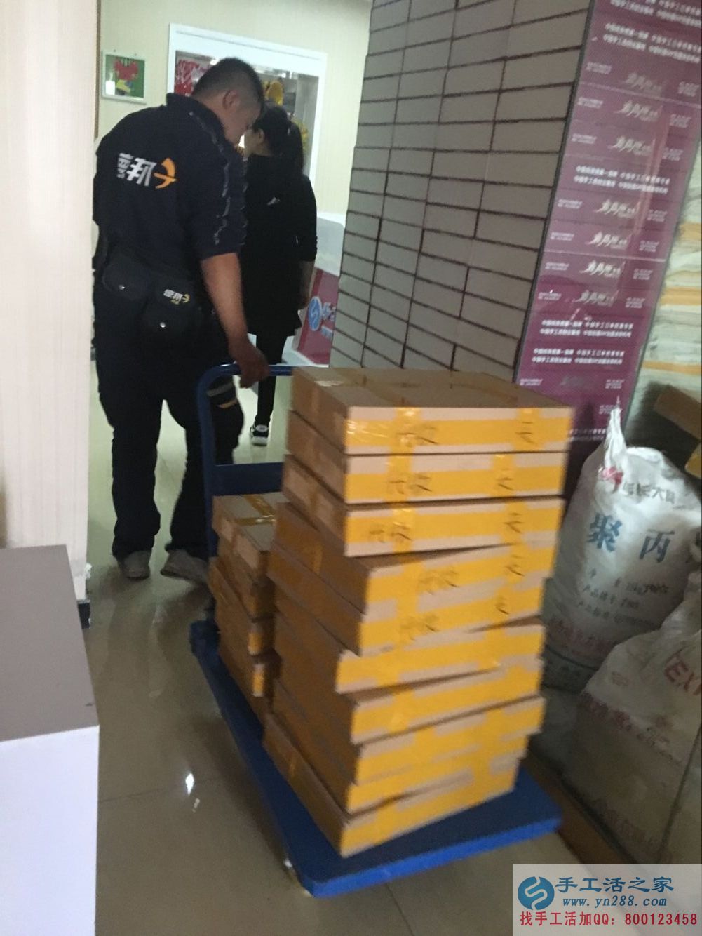 在家能做的兼職，邢臺理發(fā)店老板前來手工活之家做串珠加工外發(fā)