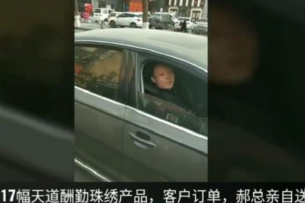 為了讓客戶滿意，這個老板選擇親自送貨  