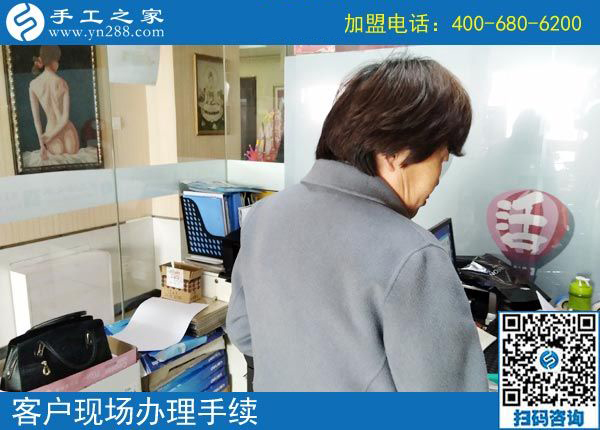 只能做足不出戶掙錢的免押金手工活，浙江湖州家庭婦女陸女士“無奈”得幸福