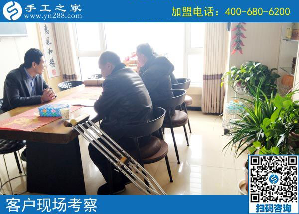 湖南一50歲殘疾老人拄著雙拐，2000多里路程來到手工之家為哪般？(圖2)
