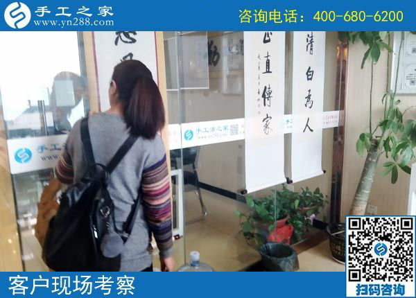 美女的愛好與同齡人不一樣，江蘇泰興黃女士做珠繡免押金手工活掙錢