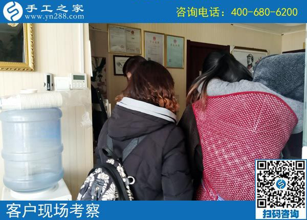 “想掙錢，就得長(zhǎng)期有活，隔三差五才有活兒的不掙錢！”廣西百色黃女士找到珠繡免押金手工活后這樣說(shuō)