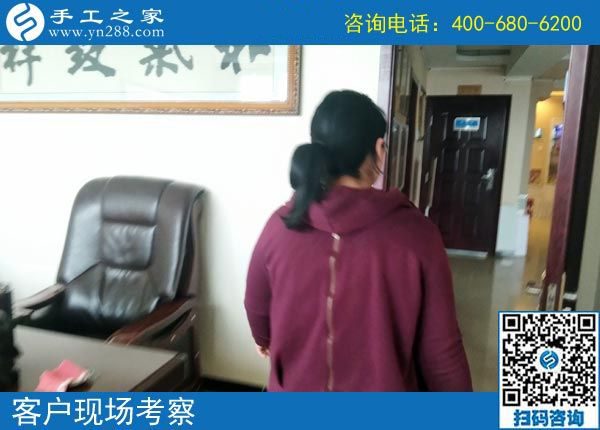 帶著孩子做珠繡外放手工活是種享受，河北邯鄲司女士在家掙錢是這樣的