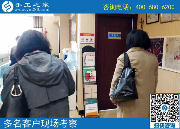 同事們不解、佩服、埋怨，吉林四平張女士沒有把這個可以帶回家做的手工活告訴大家