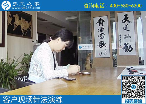 做這個(gè)正規(guī)供料的手工活掙錢(qián)了，江蘇連云港周女士的婆婆主動(dòng)幫著帶娃