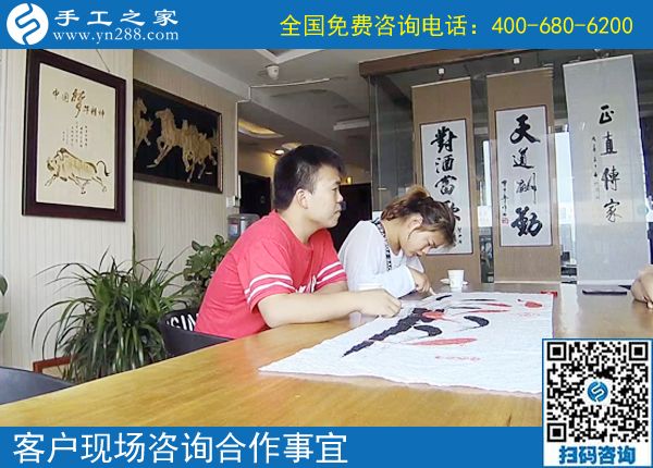 一起、一起，四川瀘州李女士做正規(guī)供料的手工活，帶著鄰居們掙錢
