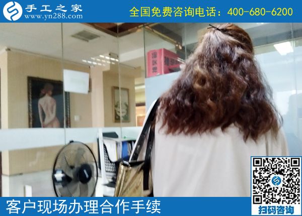天熱了，不出門，天津王女士與婆婆一起做正規(guī)供料的手工活掙錢