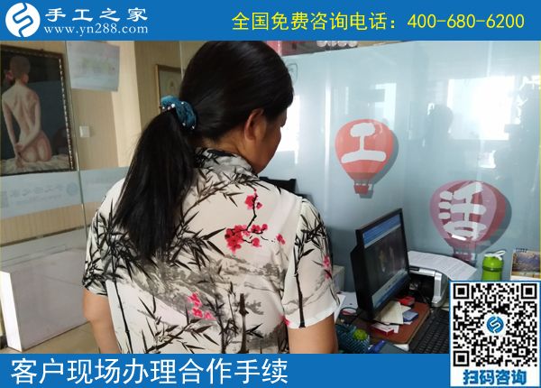 懂生活的甘肅張掖姜女士找到可以帶回家做的手工活，既有收入，又創(chuàng)造美麗