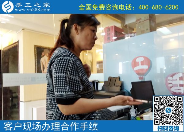 家庭主婦也很辛苦，浙江湖州陸女士做手工加工掙錢后，家人越來(lái)越理解