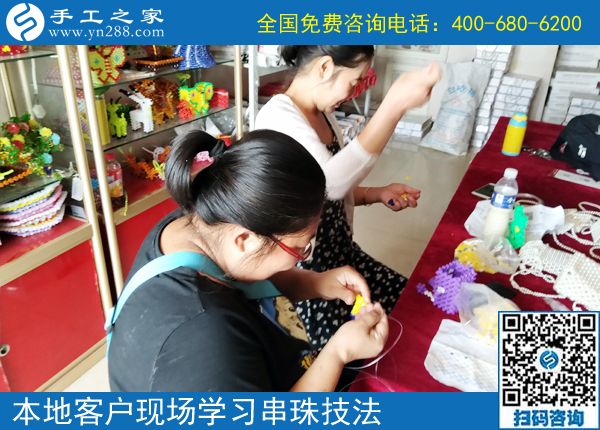暑假要多掙錢，河北邯鄲曹女士做珠繡正規(guī)供料的手工活的時間多了