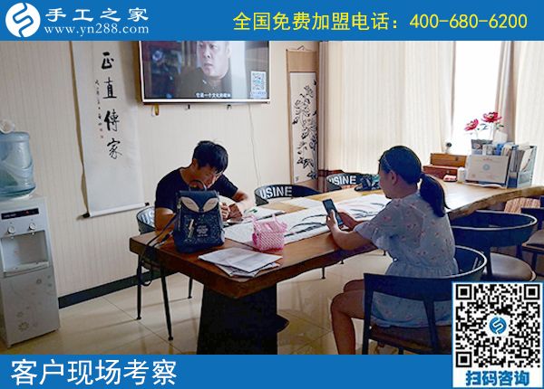 在周圍人的眼中，馬先生夫婦的生活是幸福的，除了羨慕之外，更多的是佩服，夫妻倆都是在外上班掙工資的，工作不錯(cuò)，而且空閑時(shí)間兩個(gè)人還一起做著一份手工活兼職，在家還有一份收入，更主要的兩個(gè)人都很喜歡，還能在一起做。 家住安徽靈璧的馬先生夫婦，以前下班后也跟很多上班族一樣，沒(méi)什么事干，馬先生出去跟朋友喝酒聊天，妻子在家看看電視追追劇，雖然日子也很平淡，但兩人少了交流，生活里總感覺(jué)缺點(diǎn)什么。 正是這樣情況長(zhǎng)期存在，正是兩個(gè)人都意識(shí)到這個(gè)問(wèn)題，所以第一次看到手工之家的勵(lì)志珠可以寄到家做的手工活時(shí)，夫婦兩人的意見(jiàn)高度一致，都想趕緊考察一下，然后把這個(gè)手工活拿回家做。 一番了解、一次考察，成就了馬先生夫婦的好兼職，勵(lì)志珠針?lè)ê?jiǎn)單、干凈衛(wèi)生、時(shí)間自由、成品高端，非常適合兩個(gè)人。兩個(gè)人都做的很認(rèn)真，也都做的很好，馬先生雖然是個(gè)男士，但有時(shí)做得比妻子做的還好。 不出門在家做手工，不僅讓馬先生夫婦有了一份收入，更讓兩個(gè)人能常常坐在一起、相互交流、有說(shuō)有笑。這一次，馬先生寄回一批珠繡成品，結(jié)算加工費(fèi)720元。