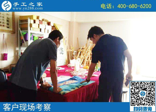 8月14日，把手工活拿回家做，這里的珠繡個人定制很受歡迎，手工之家接待考察加工客戶剪影