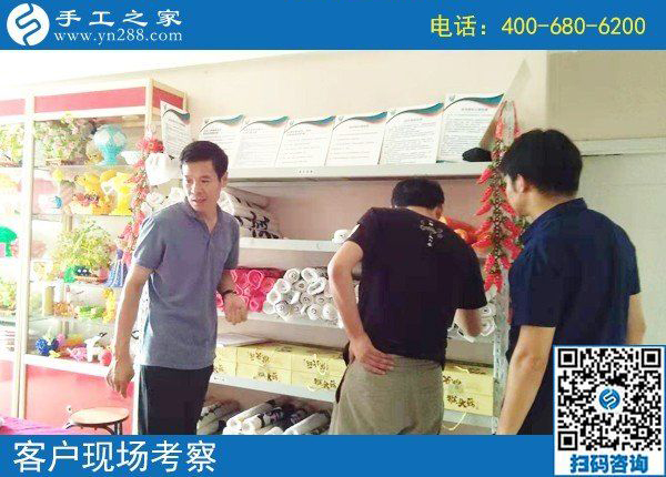 8月14日，把手工活拿回家做，這里的珠繡個人定制很受歡迎，手工之家接待考察加工客戶剪影(圖1)
