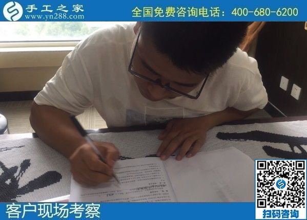 8月15日，手工活拿回家做要掙錢，越來越多的人選擇了這里外發(fā)手工活，手工之家接待考察合作加工客戶剪影