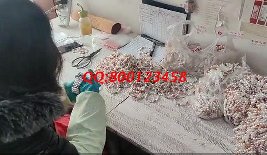12月29日，拿回家做的手工活大批有，沒(méi)有技術(shù)門(mén)檻，老人也能做。手工之家倉(cāng)庫(kù)日常工作實(shí)拍