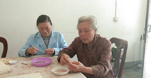 從個(gè)人加工到創(chuàng)業(yè)組織人做，4年來(lái)，她一直在做勵(lì)志珠珠繡
