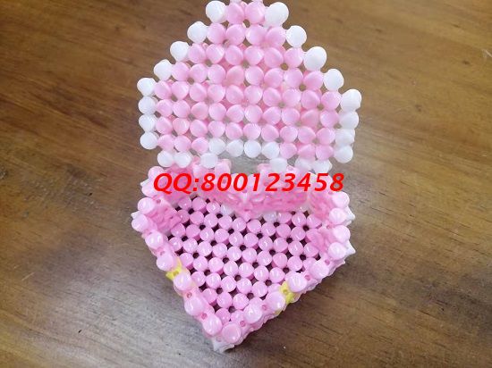 4月27日，實地考察，找到了正規(guī)廠家的手工活，可以帶回家做的手工活要先確定合作企業(yè)正規(guī)可靠，圖為勵志珠珠繡串珠手工產(chǎn)品實拍