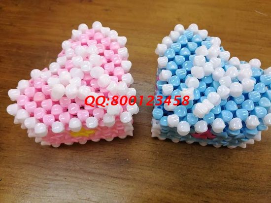 4月27日，實地考察，找到了正規(guī)廠家的手工活，可以帶回家做的手工活要先確定合作企業(yè)正規(guī)可靠，圖為勵志珠珠繡串珠手工產(chǎn)品實拍