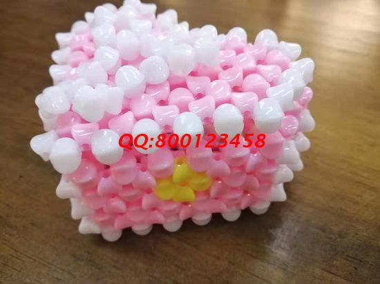 4月27日，實地考察，找到了正規(guī)廠家的手工活，可以帶回家做的手工活要先確定合作企業(yè)正規(guī)可靠，圖為勵志珠珠繡串珠手工產(chǎn)品實拍