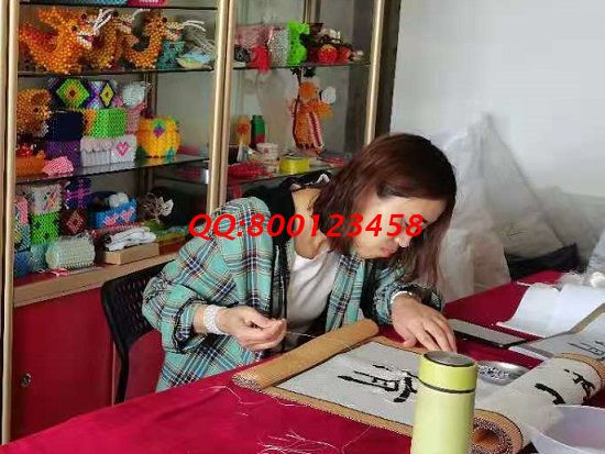 4月30日，不了解就實(shí)地考察，了解了就要行動(dòng)，做手工活掙錢，珠繡拿回家做的手工活成為大家共同的選擇，圖為一些優(yōu)秀繡娘提前到進(jìn)行手工技能學(xué)習(xí)