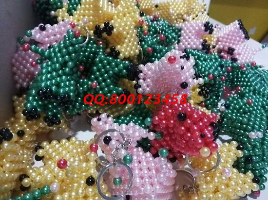 7月1日，傳承非遺傳統(tǒng)手工，勵(lì)志珠珠繡手工是正規(guī)拿回家做的手工活，常年有活兒，圖為加工人員寄回的珠繡串珠飾品實(shí)拍