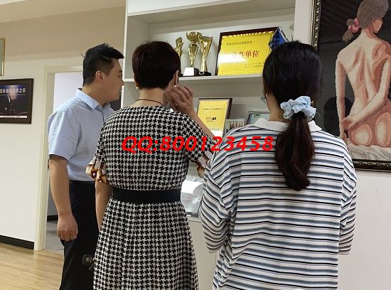 8月23日，材料有保障，拿回家做的手工活，在家做手工活掙錢選非遺手工勵志珠珠繡是有道理的，圖為手工之家接待考察加工人員剪影