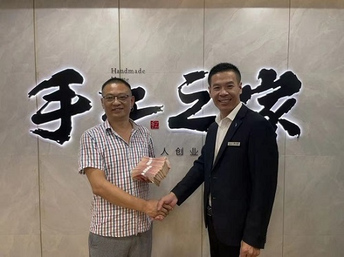 一次獎(jiǎng)金100000元，做珠繡非遺手工，我驕傲！--- ---記湖南湘西代理周總在手工之家領(lǐng)取獎(jiǎng)金