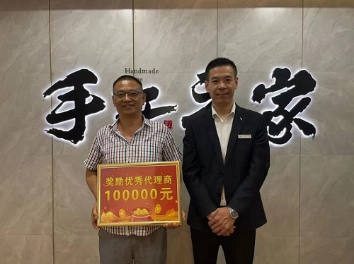 一次獎(jiǎng)金100000元，做珠繡非遺手工，我驕傲！--- ---記湖南湘西代理周總在手工之家領(lǐng)取獎(jiǎng)金