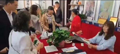 農(nóng)村巧大嫂，帶領(lǐng)村里婦女姐妹做手工活加工掙錢(圖1)
