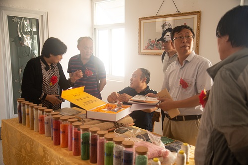 10月29日，拿回家做的手工活，想接正規(guī)企業(yè)的手工活，實(shí)地考察重不重要？圖為手工之家創(chuàng)始人參加一些活動(dòng)的剪影