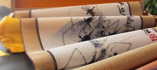 3月13日，在家做手工活，正規(guī)手工活外發(fā)加工企業(yè)的材料倉(cāng)庫(kù)，是這樣對(duì)外寄發(fā)材料的，圖為勵(lì)志珠珠繡成品細(xì)節(jié)實(shí)拍