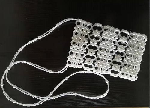 4月24日，可以寄到家做的手工活，手工活兼職，手工活外發(fā)加工企業(yè)手工之家的服務(wù)，合作前后都好，圖為勵志珠珠繡串珠手工珠包產(chǎn)品剪影