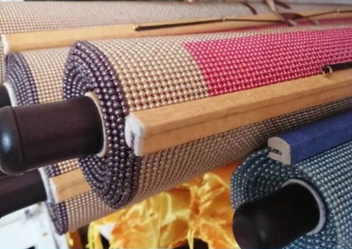 4月28日，手工活接單平臺(tái)，手工之家正規(guī)靠譜的手工活外發(fā)加工項(xiàng)目，城市農(nóng)村，誰(shuí)做手工更有優(yōu)勢(shì)，圖為勵(lì)志珠珠繡手工產(chǎn)品細(xì)節(jié)剪影