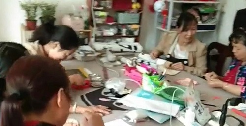 非遺珠繡手工活項(xiàng)目進(jìn)鄉(xiāng)村，農(nóng)村婦女農(nóng)閑變農(nóng)忙(圖1)