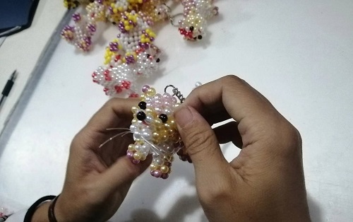 9月28日，拿回家做的手工活，正規(guī)供料的手工活，合適的手工，合作和服務(wù)都好，越來越多人在手工之家通過手工成長(zhǎng)收獲，圖為勵(lì)志珠珠繡串珠手工成品庫(kù)驗(yàn)收剪影