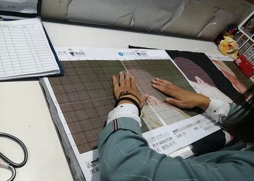 10月6日，加工活外放的正規(guī)公司，手工活外發(fā)加工正規(guī)的廠家，干凈、自由，常年有活兒，手工之家的手工活是適合在家做的手工活，圖為勵志珠珠繡成品倉庫驗收剪影