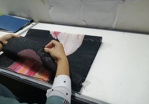 10月19日，想接正規(guī)廠家的手工活，正規(guī)外發(fā)手工活，手工之家允許加工人員自己銷售手工產(chǎn)品嗎？圖為勵志珠珠繡串珠手工產(chǎn)品驗(yàn)收剪影