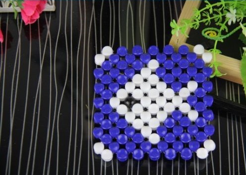 11月5日，正規(guī)廠家的手工項(xiàng)目，在家做手工靈活就業(yè)掙錢，選擇手工之家的加工人員越來(lái)越多，圖為勵(lì)志珠珠繡串珠手工產(chǎn)品剪影