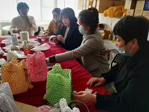 越了解、心越齊------記手工之家參加邯鄲市婦女手工業(yè)協(xié)會走近企業(yè)相關(guān)活動