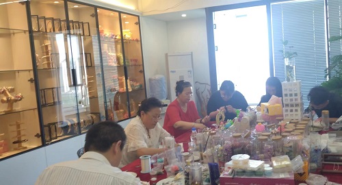 全心用手工助力，給殘疾人朋友一個(gè)新天地------記手工之家的串珠純手工項(xiàng)目受邀參加“百萬(wàn)殘疾人居家創(chuàng)業(yè)工程”