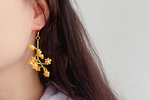 7月19日，可在家做的兼職手工活，想接正規(guī)廠家的手工項(xiàng)目，開飾品加工廠，放心在家做手工副業(yè)，與手工之家合作，加工好的合格產(chǎn)品有兩條出路，圖為串珠米珠繡手工產(chǎn)品剪影