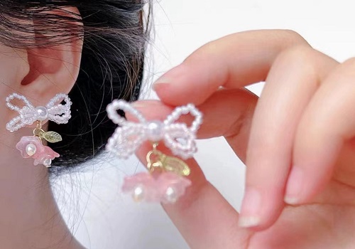 7月27日，手工活外發(fā)加工可靠嗎？在家做手工副業(yè)掙錢(qián)，開(kāi)飾品加工廠(chǎng)，在手工之家，大家情況不一樣，服務(wù)也會(huì)具體化，圖為串珠米珠繡手工產(chǎn)品剪影