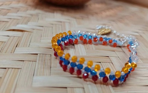 8月23日，外發(fā)加工接單平臺(tái)，靈活就業(yè)好手工項(xiàng)目，開(kāi)飾品加工廠(chǎng)，越來(lái)越多人選擇手工之家的原因，圖為串珠米珠繡手工產(chǎn)品剪影