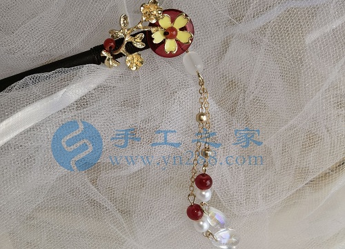 10月8日，手工活接單平臺，靈活就業(yè)的手工，開飾品加工廠，選擇手工之家的人越來越多，都做什么掙錢，圖為串珠米珠繡手工產(chǎn)品剪影